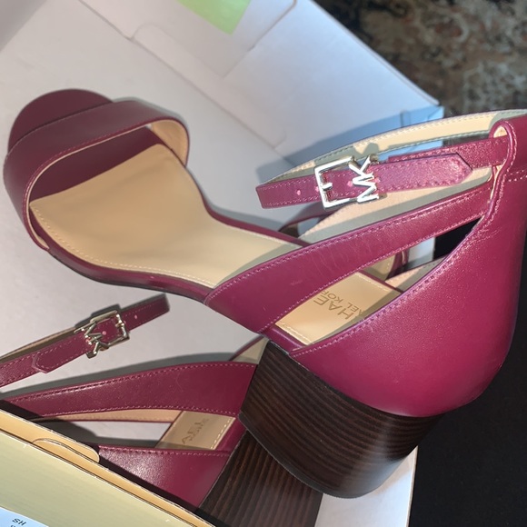 New Michael Kors cardi flexMID leather berry US 10 2.5” heel adjustable strap - Picture 2 of 3